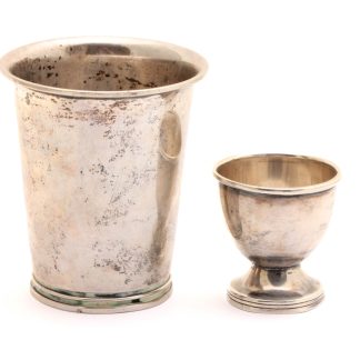 DEFEKTA SILVERFÖREMÅL ÄGGKOPP OCH POKAL MED GRAVYRER