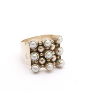RING MED PÄRLOR ø 20MM - TILLV. GULDFYNDGRUPPEN