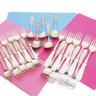 24 DELAR MATSILVER i MODELL UPPSALA: 10 FÖRRÄTTSGAFFLAR CA: 15CM - 5 FÖRRÄTTSSKEDAR CA: 15CM - 9 GAFFLAR CA 18CM TOTALVIKT: