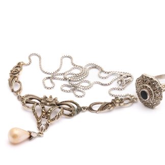 HALSSMYCKE / COLLIER MED MARKASITER, NÅGRA SAKNAS 53,5CM - RING MED PRYDNADSSTEN OCH MARKASITER ø 19MM - TOTALVIKT: