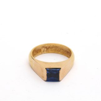 RING MED BLÅ PRYDNADSSTEN OCH GRAVYR ø 17MM - 18K GULD I TOPPDEL, 23K I SKENAN - TOTALVIKT: