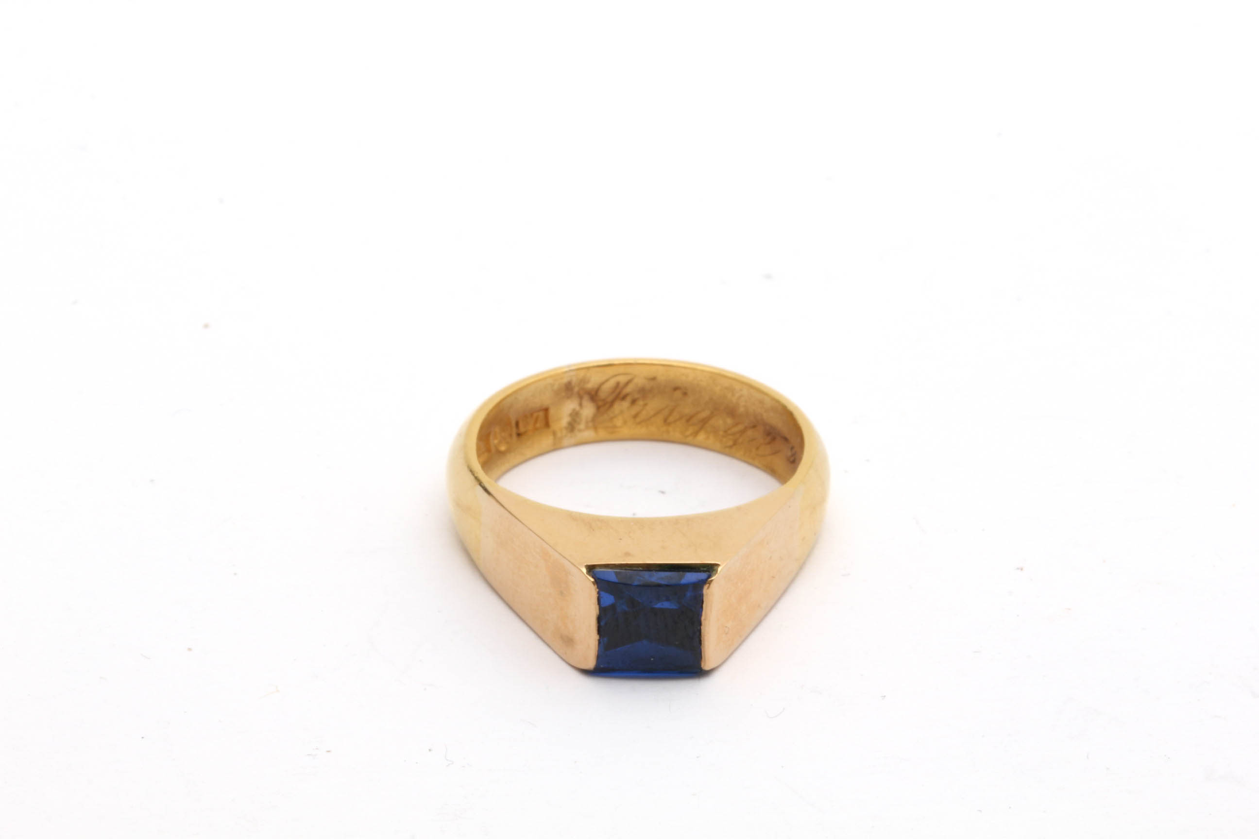 RING MED BLÅ PRYDNADSSTEN OCH GRAVYR ø 17MM – 18K GULD I TOPPDEL, 23K I SKENAN – TOTALVIKT: