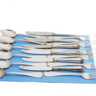 18 DELAR MATSILVER MODELL SVENSK: 6 MATKNIVAR 21CM - 6 MATGAFFLAR 18CM - 6 MATSKEDAR 18CM - KNIVARNA ÄR DELVIS ROSTFRITT STÅL OCH FYLLDA MED MASSA FÖR ATT HÅLLA BLADET - TOTALVIKT: