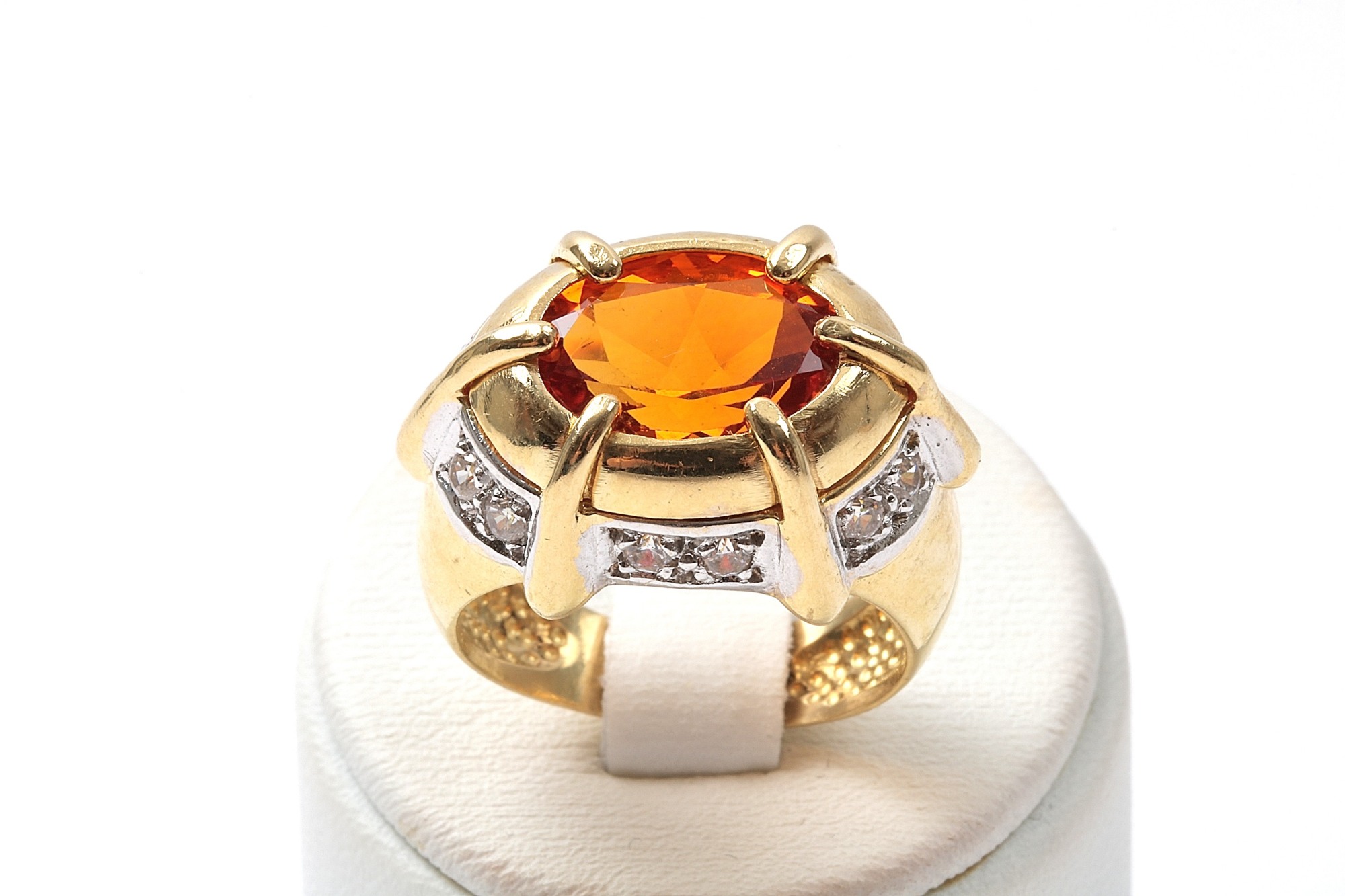 RING MED SYNTETISKA STENAR. 17,25MM. TOTALVIKT