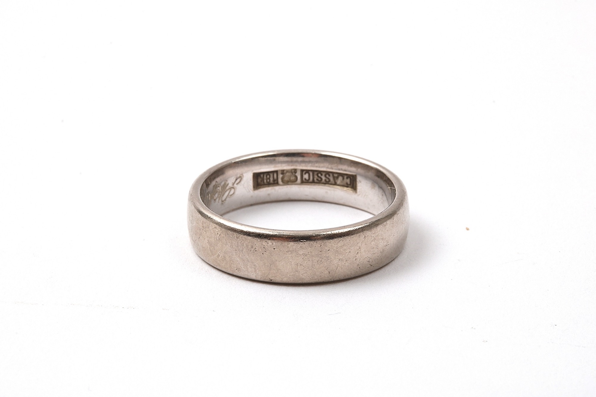 RING SL GRAVYR VITGULD. 17MM. SVENSKA STÄMPLAR