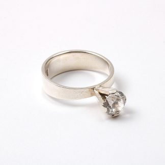 RING MED VIT STEN. TILLV ALTON 1968. 17MM