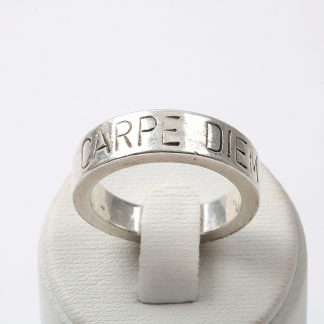 RING EFVA ATTLING CARPE DIEM 18,25MM. BRUKSSLITAGE