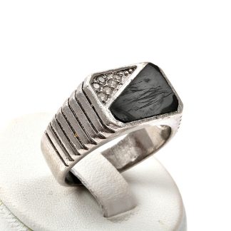 RING MED SYNTETISKA STENAR. SLITAGE PÅ STENAR. 19MM
