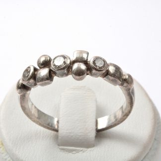 RING MED SYNTETISKA STENAR. 19MM. TILLV. GULDFYND
