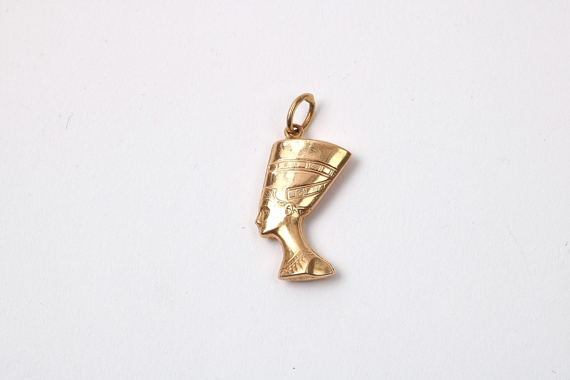 HÄNGE NEFERTITI. L. 2,1CM