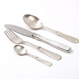 36 DELAR MATSILVER UPPSALA 12 KAFFESKEDAR 8 KNIVAR METALL I BLAD. 8 GAFFLAR 8 SKEDAR VIKT. KNIVAR 492,9G RESTERANDE 818,7G
