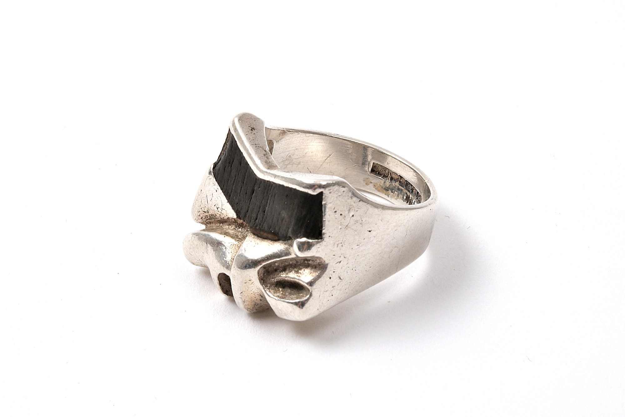RING LAPPONIA DESIGNAD AV ZOLTAN POPOVITS ”NAMIB” 16,25MM. MED EBENHOLTZ. LITE SMÅ DEFEKTER PÅ EBENHOLTZEN.