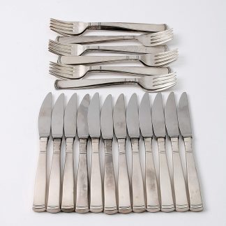 BORDSBESTICK ROSENHOLM 12 GAFFLAR.L.15,5CM (289,5G) 12 KNIVAR SILVER I SKAFT ROSTFRITTSTÅL I BLAD. L.17CM (TOTALVIKT 561,9G)