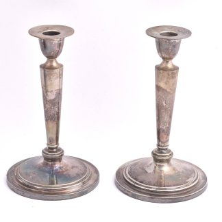 PAR LJUSSTAKAR SILVER 21CM, BOTTENS DIAMETER: 12,5CM, TILLV. C.G. HALLBERG, STOCKHOLM 1956 (BOTTEN FYLLD M MASSA, TOTAL VIKT INKL MASSAN: 805G