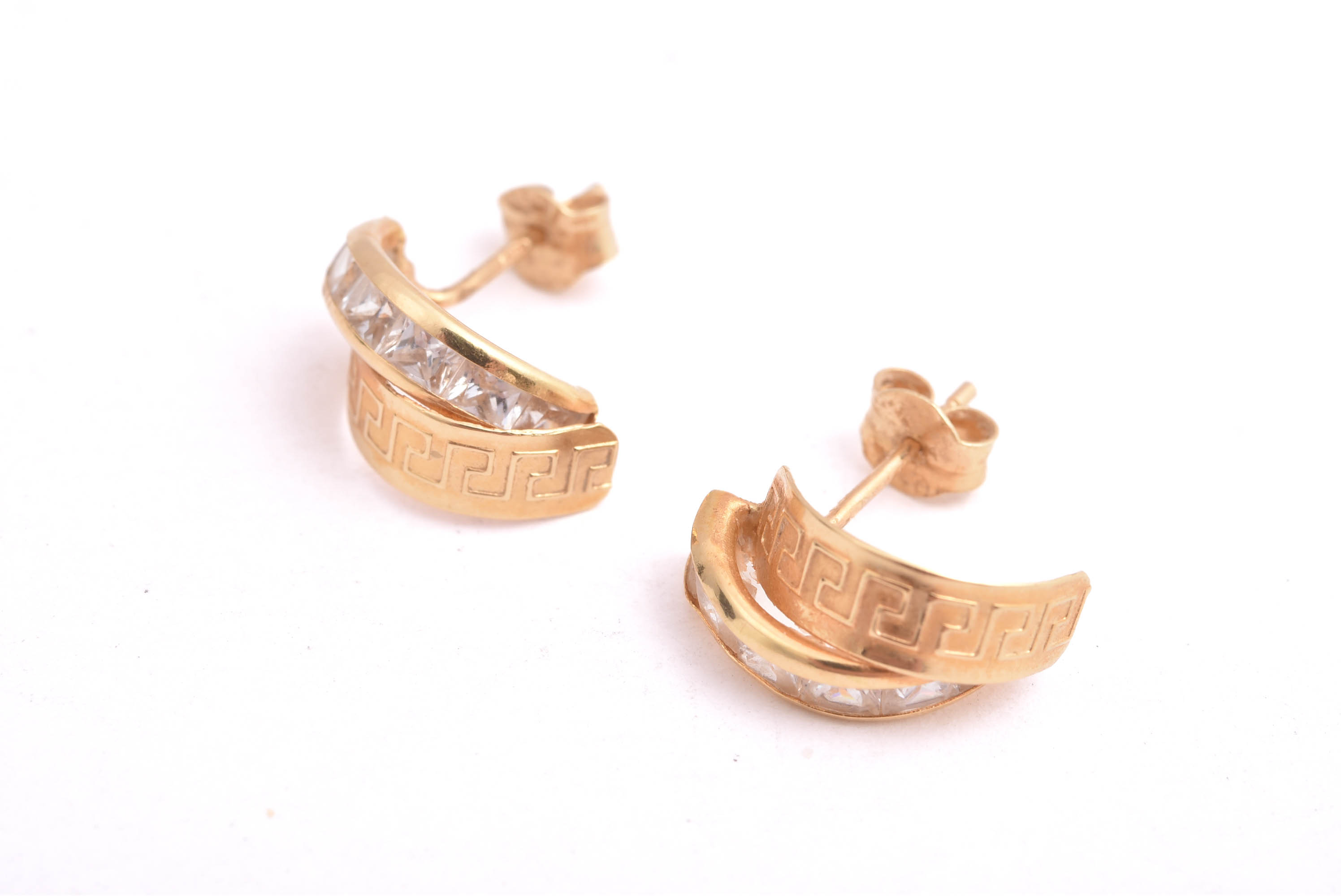 PAR ÖRHÄNGEN M VITA CUBIC ZIRKONIA & MEANDER-MÖNSTER, 1,2CM