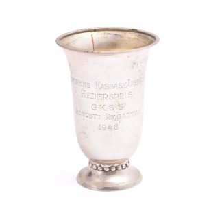 VAS (PRIS) SILVER M GRAVYR "ROSENGRENS KASSASKÅPSFABRIKS HEDERSPRIS GKSS AUGUSTI REGATTAN 1948", 12CM, DIAMETER VID TOPPEN: 8,2CM, TILLV. KG MARKSTRÖMS, UPPSALA 1946