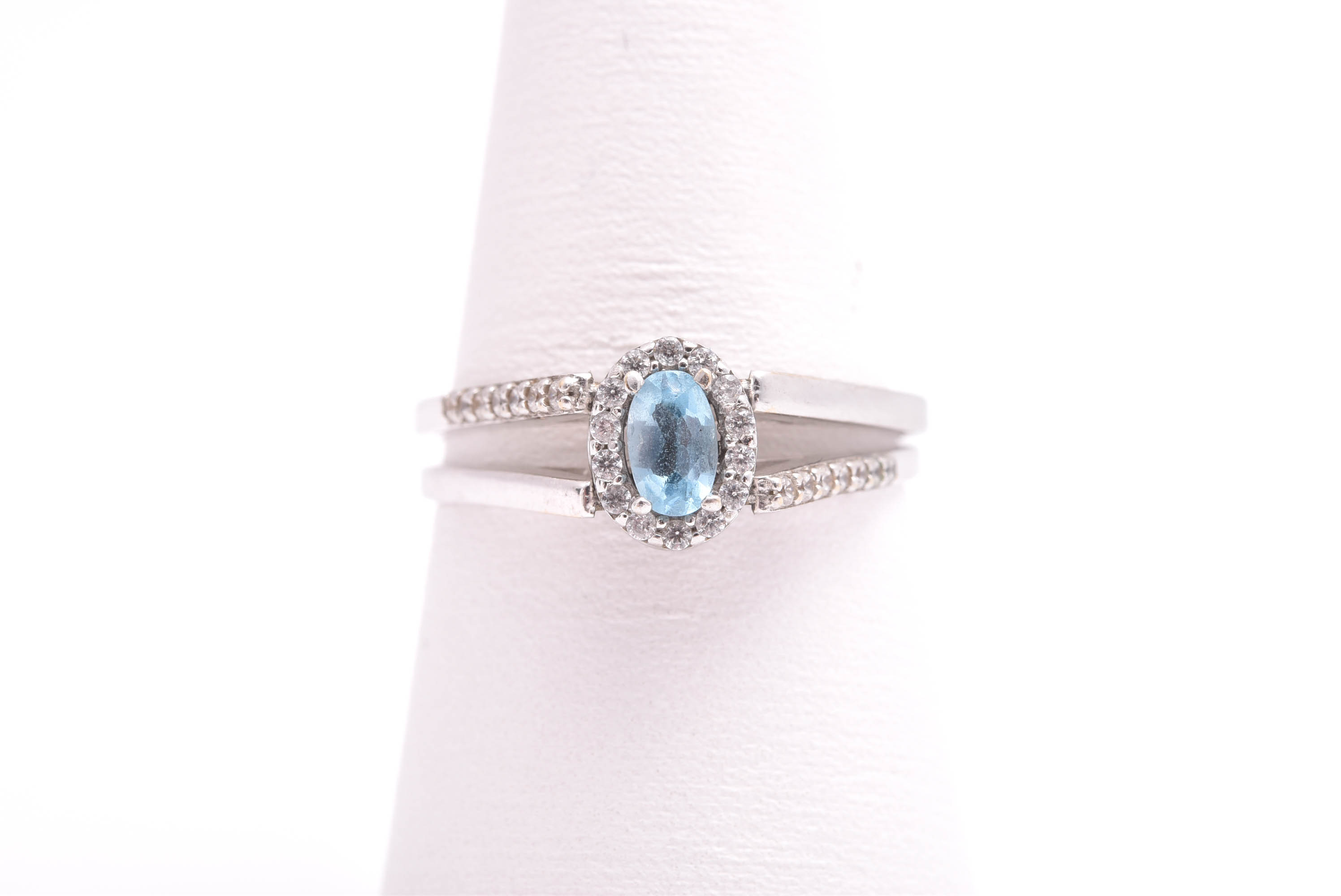 RING M SYNTETISKA STENAR, 18,25MM, VÄNDBAR (LJUSBLÅ MITTSTEN PÅ ENA SIDAN, SVART MITTSTEN PÅ ANDRA)