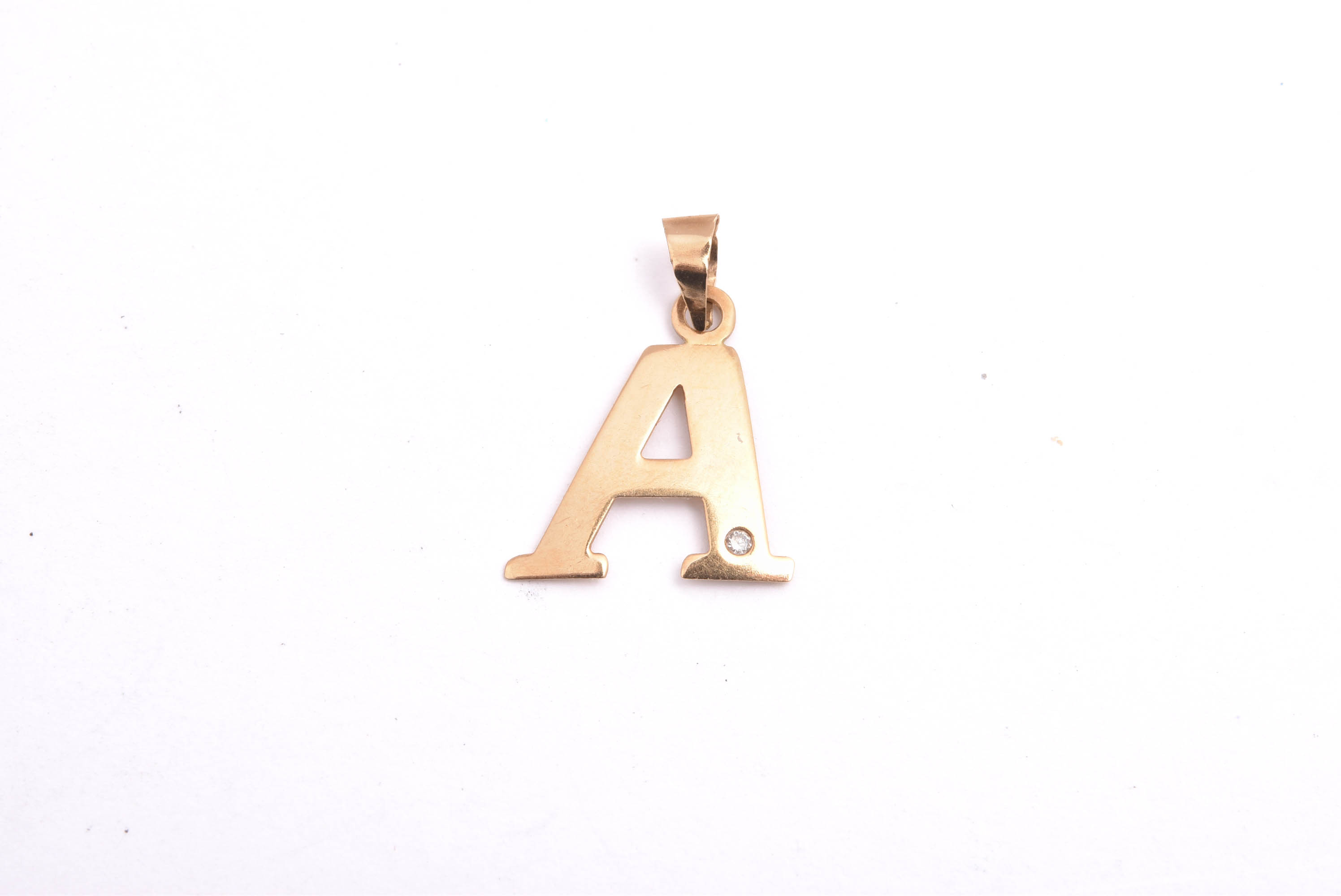 HÄNGE ”A” M DIAMANT, 1,6CM INKL ÖGLAN (ÖGLAN NGT BUCKLIG) TILLV. GULDFYND