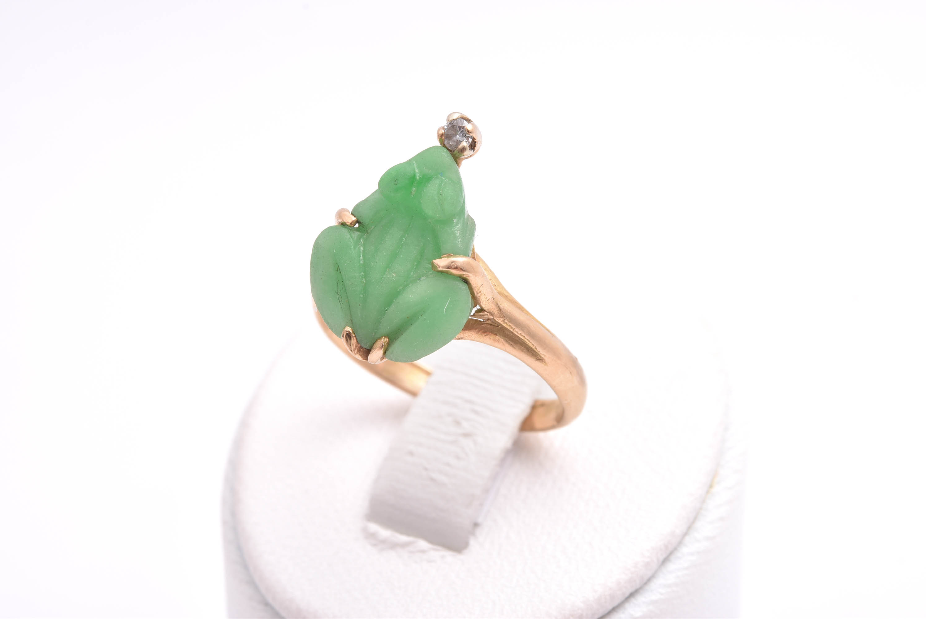 RING M BRILJANT-SLIPAD DIAMANT & GRODA I FÄRGBEHANDLAD JADE, 16,75MM