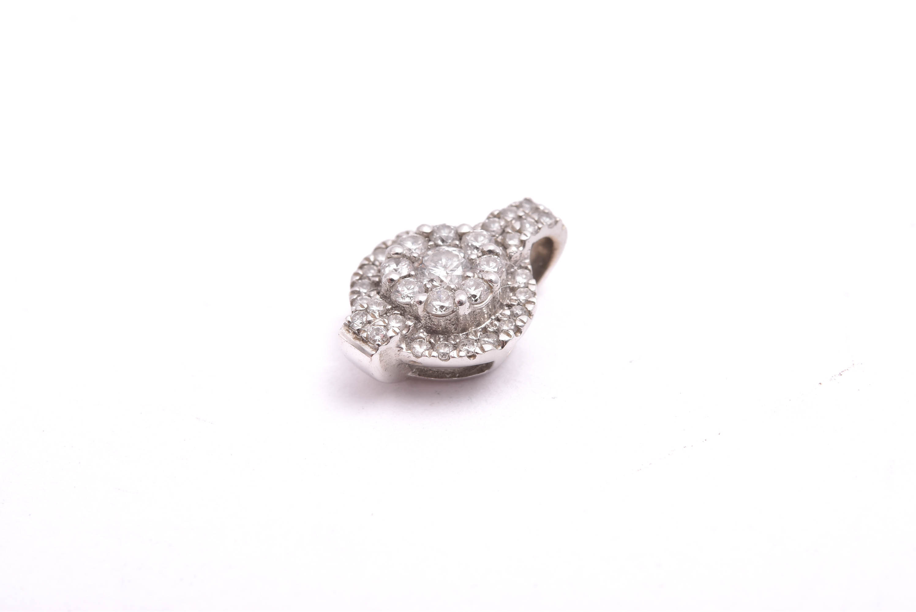 HÄNGE VITGULD M 35 BRILJANT-SLIPADE DIAMANTER, 1,1CM, TILLV. GULDFYND