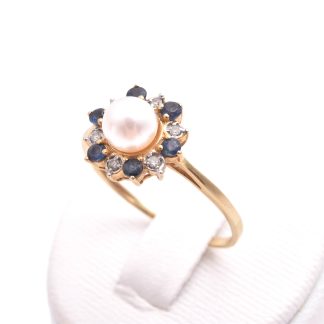 RING M PÄRLA (5,7MM), 6 ÅTTKANT-SLIPADE DIAMANTER & 6 BLÅ SAFIRER, 18MM, TILLV. GULDFYND