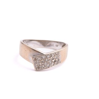 RING VITGULD MED 19 DIAMANTER (DEFEKT, DIAMANT SAKNAS, BEHÖVER RODIERAS OM) 18MM