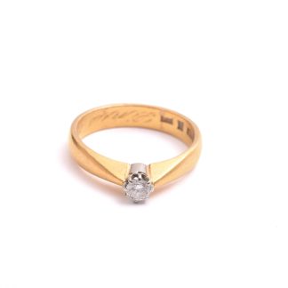 RING M DIAMANT CA 0,13-0,14CT, (SMÅNAGG VID RONDISTEN), 16,75MM, GRAVYR I SKENAN, (SKENA 23K, FATTNING 18K) SVENSKA STÄMPLAR