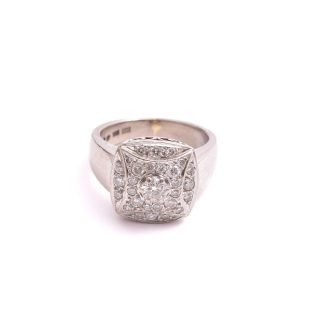 RING VITGULD M 29 BRILJANT-SLIPADE DIAMANTER TOT. 0,62CT ENLIGT INSKRIPTION (SLITAGE & REPOR PÅ GULDET, FÖRSTORAD), 16MM, TILLV. EVERT LINDBERG, GÖTEBORG 1990