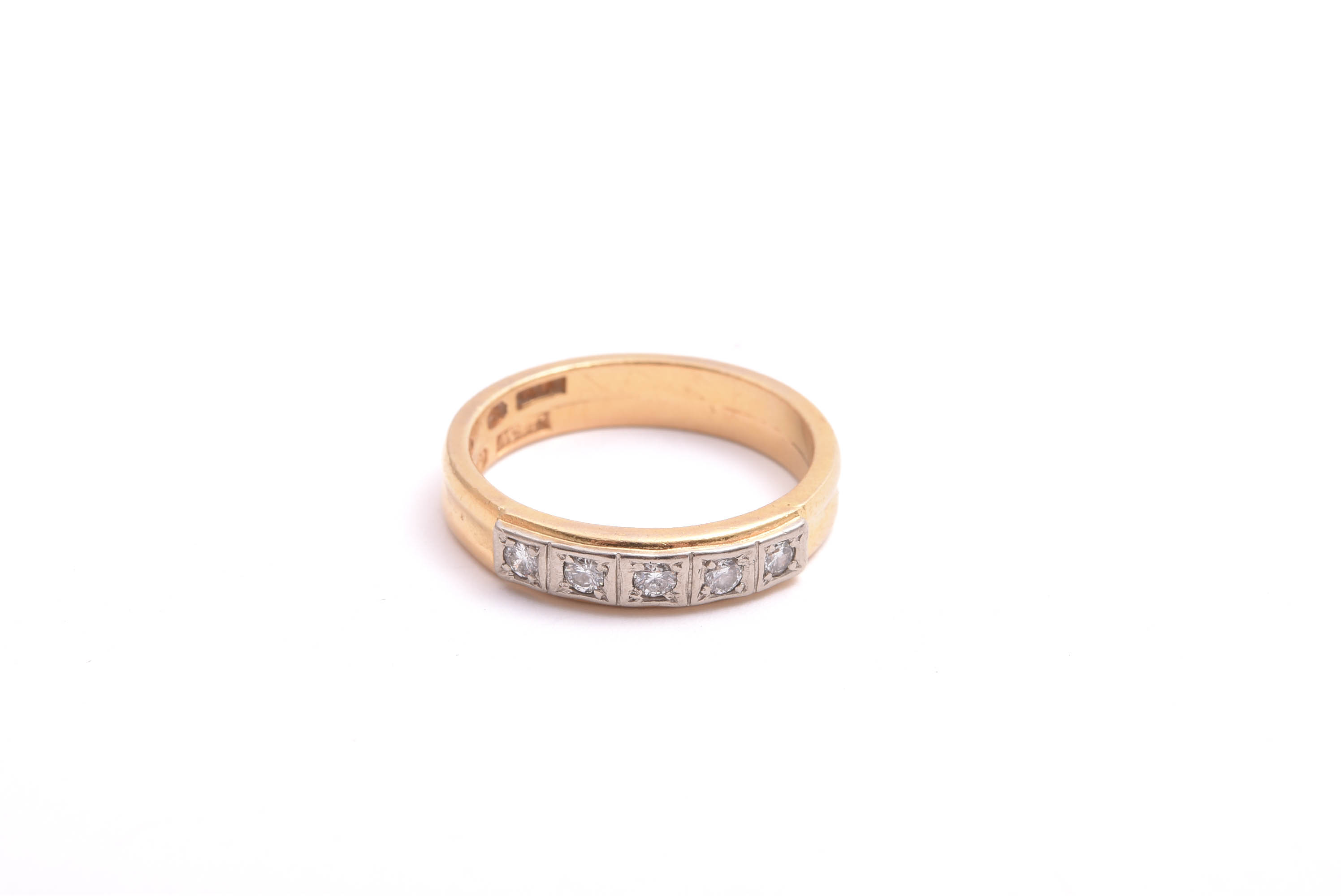 RING M 5 BRILJANT-SLIPADE DIAMANTER, 17MM, (SLITAGE PÅ GULDET, ÄNDRAD I STORLEK, TVÅ IHOPLÖDDA RINGAR) OBS!! 18K I ÖVERDELEN M FATTNINGEN