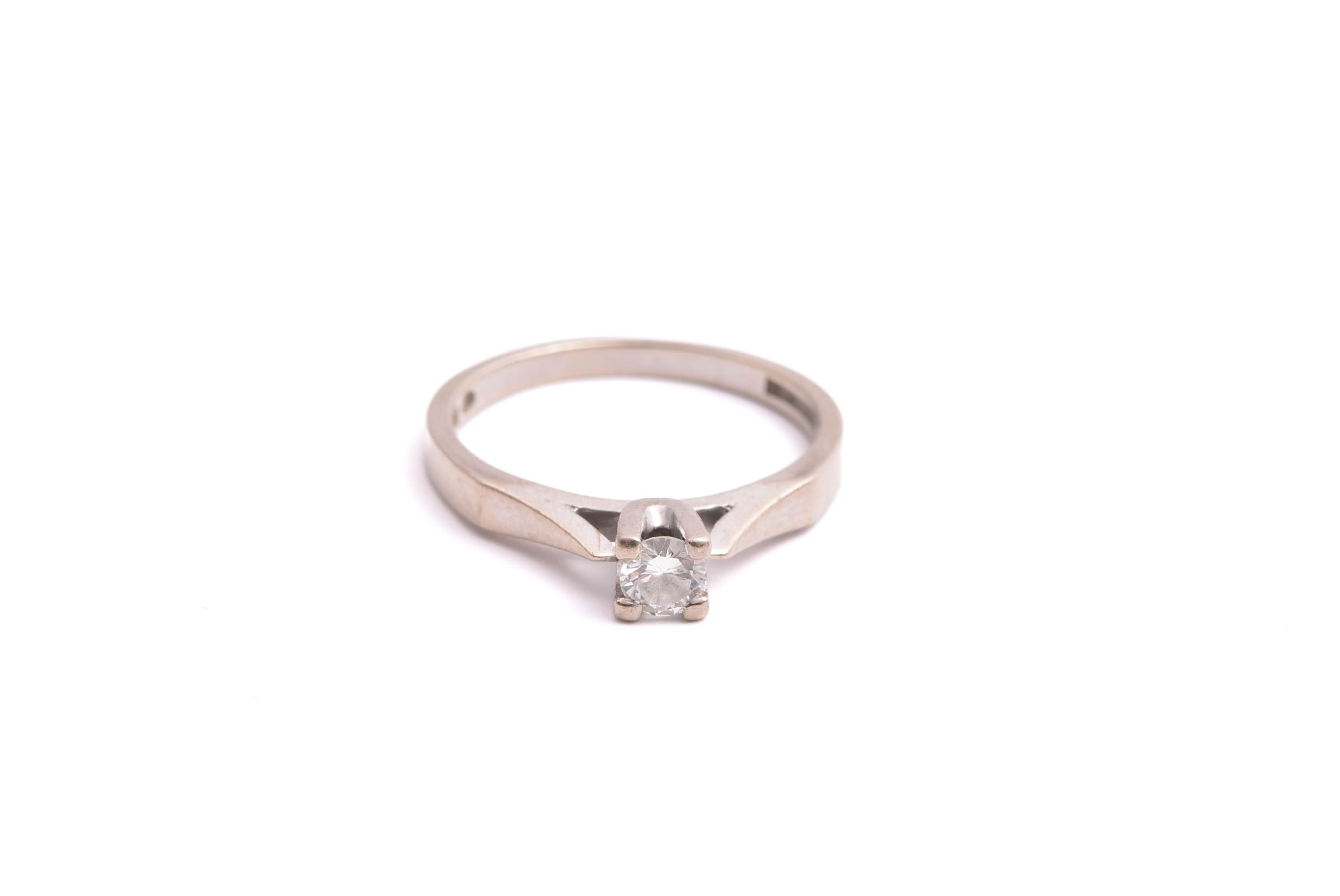 RING MED BRILJANT-SLIPAD DIAMANT 0,20CT ENLIGT INSKRIPTION, 17MM, TILLV. G.DAHLGREN & CO 1989, SVENSK "KATTFOT"-STÄMPEL