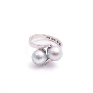 RING M 2 SILVERGRÅ ODLADE PÄRLOR (7,6MM) 15,5MM, TILLV. BENGT WIKTORSSON, GÖTEBORG 1972