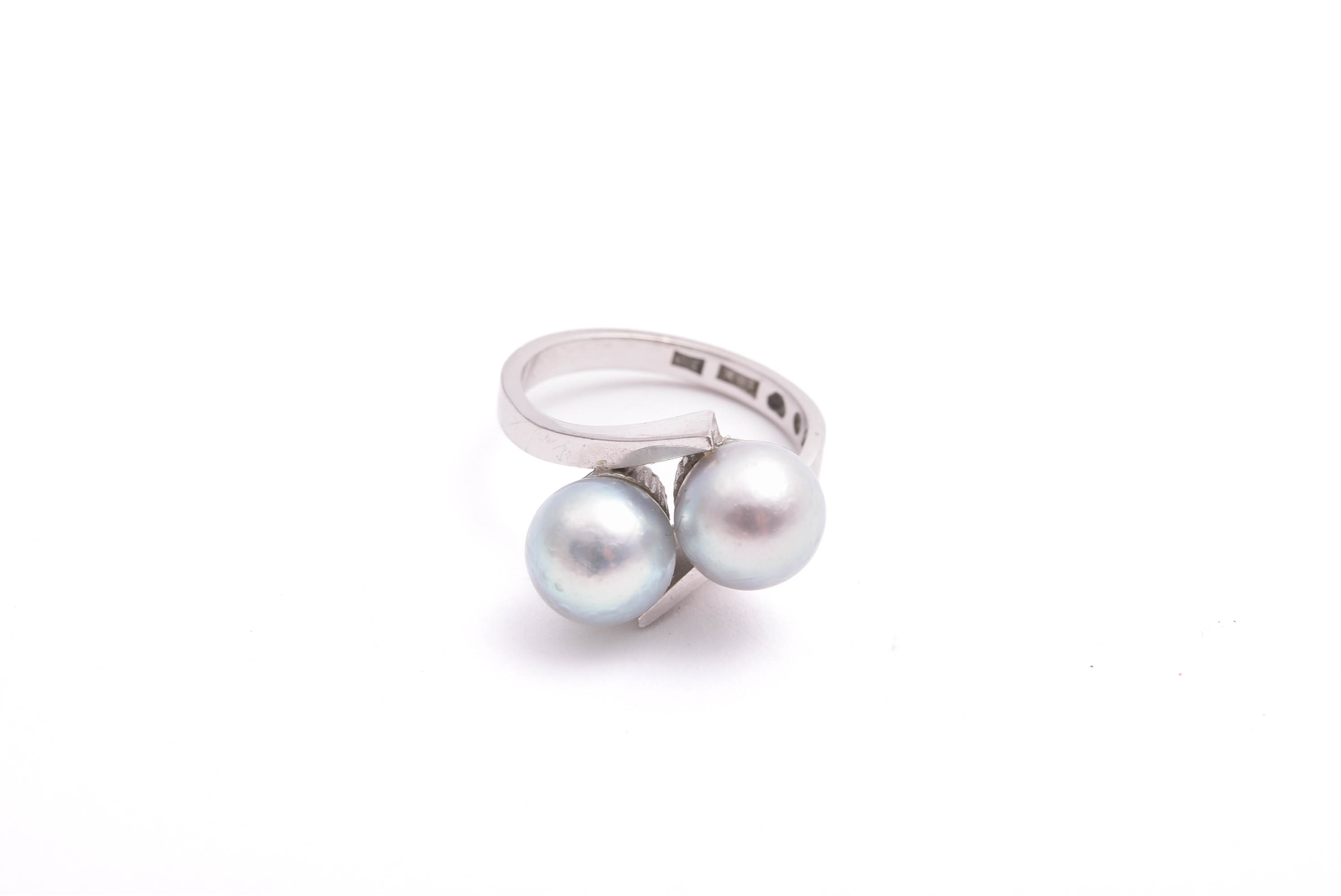 RING M 2 SILVERGRÅ ODLADE PÄRLOR (7,6MM) 15,5MM, TILLV. BENGT WIKTORSSON, GÖTEBORG 1972