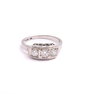 RING VITGULD M 3 BRILJANT-SLIPADE DIAMANTER TOT. 0,45CT ENLIGT INSKRIPTION, 17,25MM, TILLV. DAHLGREN & Co, MALMÖ 1953