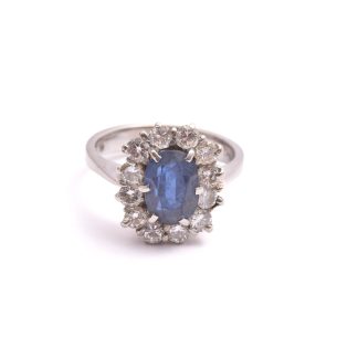 RING VITGULD M 12 BRILJANT-SLIPADE DIAMANTER & BLÅ SAFIR (SLITAGE PÅ SAFIRENS FASETTKANTER) SAFIREN 2,30CT ENLIGT INSKRIPTION, 17MM, SVENSK IMPORT-STÄMPEL