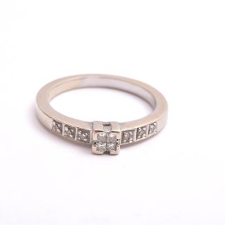 RING VITGULD M 10 DIAMANTER (4 PRINSESS-SLIPADE & 6 ÅTTKANT-SLIPADE) 19MM, TILLV. GULDFYND (GULDET NGT REPIGT, EVENTUELLT I BEHOV AV ATT RODIERAS OM)