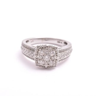 RING VITGULD M 99 DIAMANTER TOT. 0,77CT, 17,75MM, TILLV. ALBREKTS GULD (MODELLEN KOSTADE 24999:- DEC 2022)