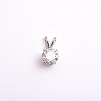 HÄNGE VITGULD M BRILJANT-SLIPAD DIAMANT CIRKA 1,10-1,22CT M CERTIFIKAT ESSERDAS GROUP 2015 (CERTIFIKATET SÄGER 1,22CT WESSELTON Si1-Si2 MEN ENLIGT VÅR BEDÖMNING LÄGRE, SNARARE TCr P1 & FLOURESCENCE) 1,2CM INKL ÖGLAN