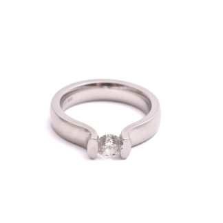 RING PLATINA (950) M BRILJANT-SLIPAD DIAMANT 0,40CT TOP WESSELTON (G) VS1 (CUT: EXCELLENT, POLISH: EXCELLENT, SYMMETRY: EXCELLENT) M KOPIA AV GIA-CERT #2406672652, 16MM, TILLV. NIESSING, TYSKLAND (OBS!! ETT JACK PÅ PLATINA VID FATTNINGEN, DOCK INGET SOM PÅVERKAR HÅLLBARHETEN)
