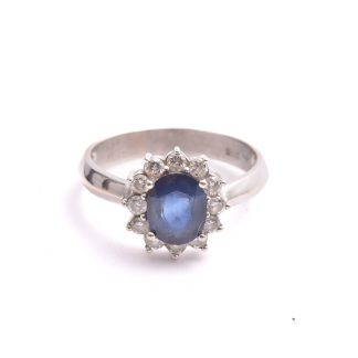 RING VITGULD M 12 BRILJANT-SLIPADE DIAMANTER TOT. 0,63CT & BLÅ SAFIR 2,45CT (SAFIREN RÖR SIG LITE I FATTNINGEN) 20,75MM, TILLV. CARLSÉN, SUNDSVALL