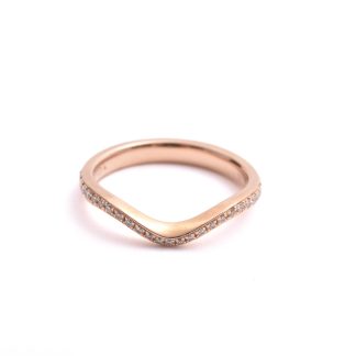 RING M BRILJANT-SLIPADE DIAMANTER TOT. 0,54CT ENLIGT INSKRIPTION (OBS!! EN DIAM SKADAD) 16MM, GRAVYR I SKENAN