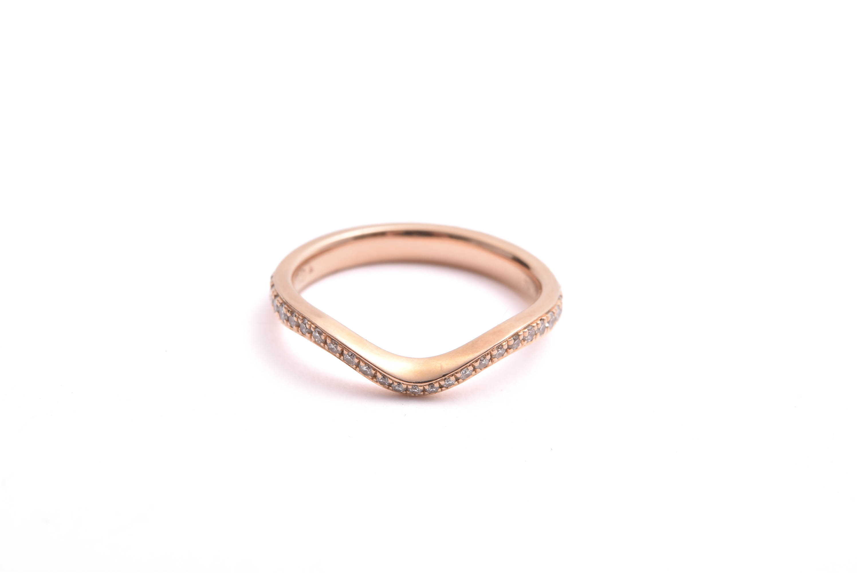 RING M BRILJANT-SLIPADE DIAMANTER TOT. 0,54CT ENLIGT INSKRIPTION (OBS!! EN DIAM SKADAD) 16MM, GRAVYR I SKENAN