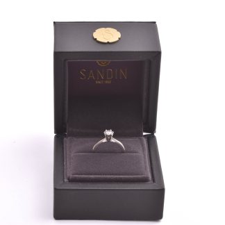 RING VITGULD M BRILJANT-SLIPAD DIAMANT 0,32CT TOP WESSELTON VS + 2 SMÅ BRILJANT-SLIPADE DIAMANTER PÅ SIDORNA, 15,5MMM, TILLV. JARL SANDIN, GÖTEBORG 2020, I ORIG ETUI M YTTER-LÅDA