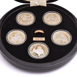 MYNTSET SILVER SAGAN OM RINGEN (5 MYNT 28,3G/ST ISLE OF MAN 2003 + RING FÖRGYLLT SILVER, 19MM, 5,6G) NUMRERAD NR 472 AV 5000, I ORIG ETUI M YTTERLÅDA