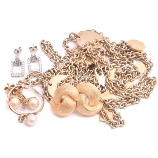 PAR ÖRHÄNGEN CHRISTIAN DIOR I FÖRGYLLD METALL, MODELL: LOVE KNOT, TROLIGEN 1980-TAL (OBS!! EN PINNE NGT LÖS, KAN GÅ AV) + HALSSMYCKE I FÖRGYLLD METALL M BERLOCKER, 118CM + DIV. SMYCKEN