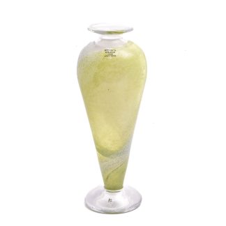 VAS KOSTA BODA I KONSTGLAS, 29,5CM (KLISTERLAPPARNA HÅLLER PÅ ATT LOSSNA) DESIGN: KJELL ENGMAN, SIGNERAD