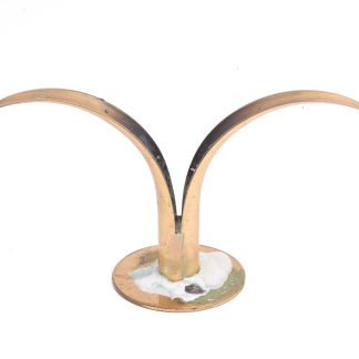 LJUSSTAKE I MÄSSING YSTAD METALL, MODELL: LILJAN, 13CM, DESIGN: IVAR ÅLENIUS BJÖRK (NGT ANLUPEN & RESTER AV STEARIN PÅ FOTEN)