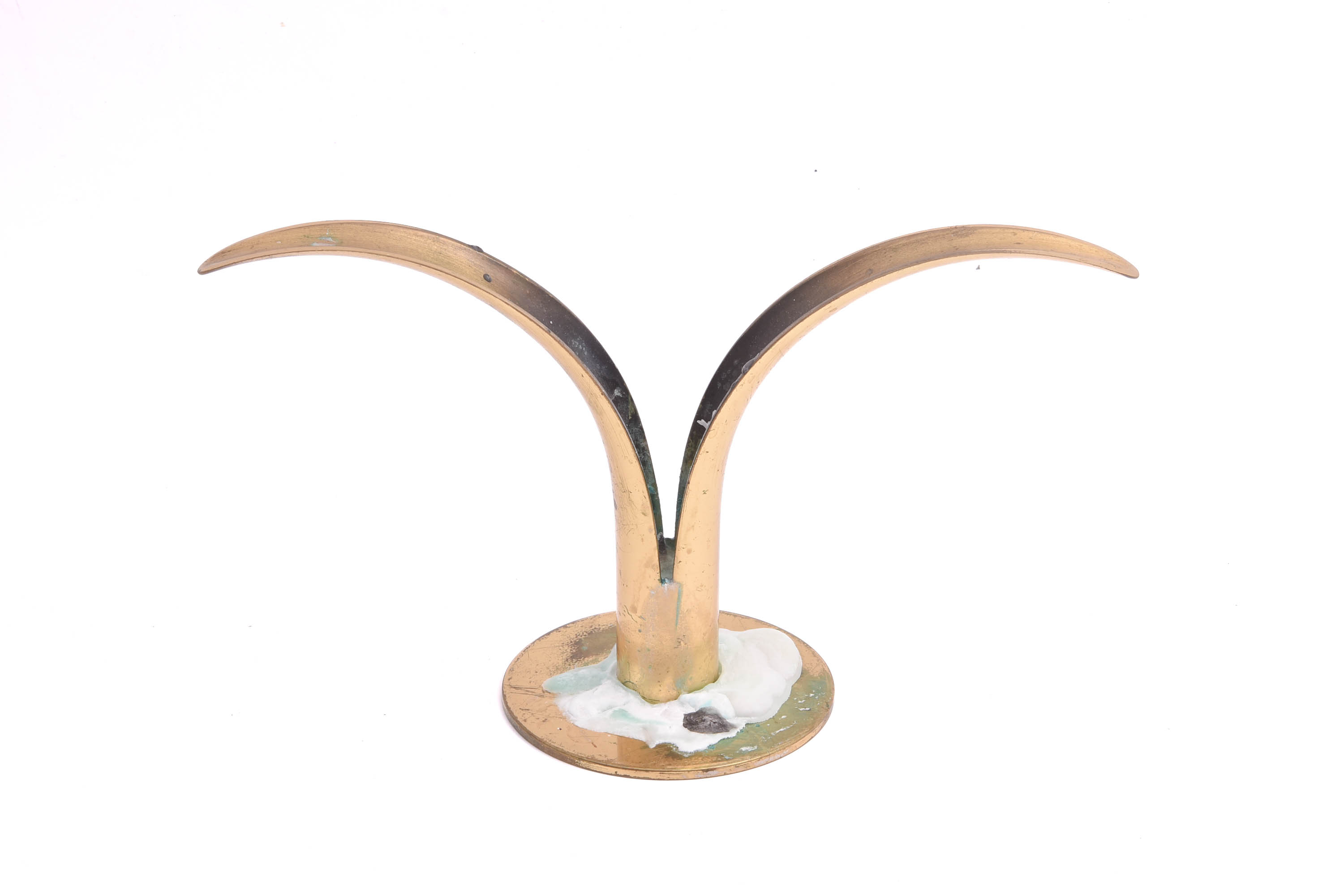 LJUSSTAKE I MÄSSING YSTAD METALL, MODELL: LILJAN, 13CM, DESIGN: IVAR ÅLENIUS BJÖRK (NGT ANLUPEN & RESTER AV STEARIN PÅ FOTEN)