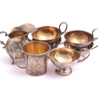 5 PUNSCHKOPPAR SILVER M FÖRGYLLD INSIDA, 4CM (EN NGT BUCKLIG) SVENSKA STÄMPLAR + KOPP SILVER 5,6CM (GRAVYR & BUCKLA) SVENSKA STÄMPLAR + GRÄDDKANNA SILVER 6CM, TILLV. TYSKLAND, SVENSK IMPORT-STÄMPEL