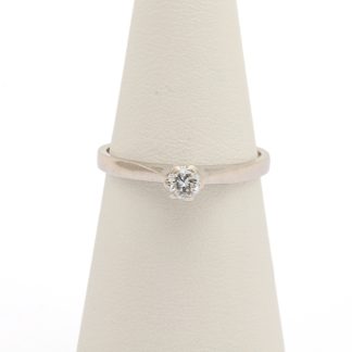 RING I VITGULD MED DIAMANT 0,12CT ENLIGT INSKRIPTION, STORLEK: ø 17MM - TILLV. GÖTEBORG - OBS! EN KLO ÄR NÄSTAN AV