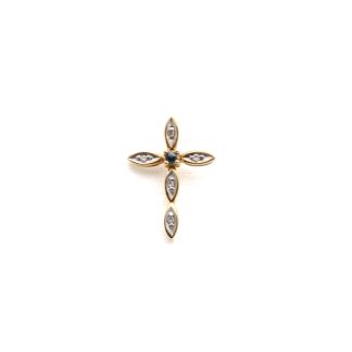 HÄNGE KORS MED SAFIR & DIAMANTER TOT. CA: 0,05CT 18x13MM